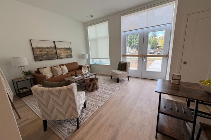 Livingroom facing outside